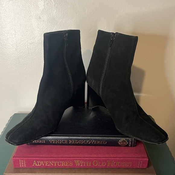 Stuart Weitzman Classic Black Suede Zip Wedge Heel Pleated‎ Stitch Booties Sz 8 - Picture 6 of 16